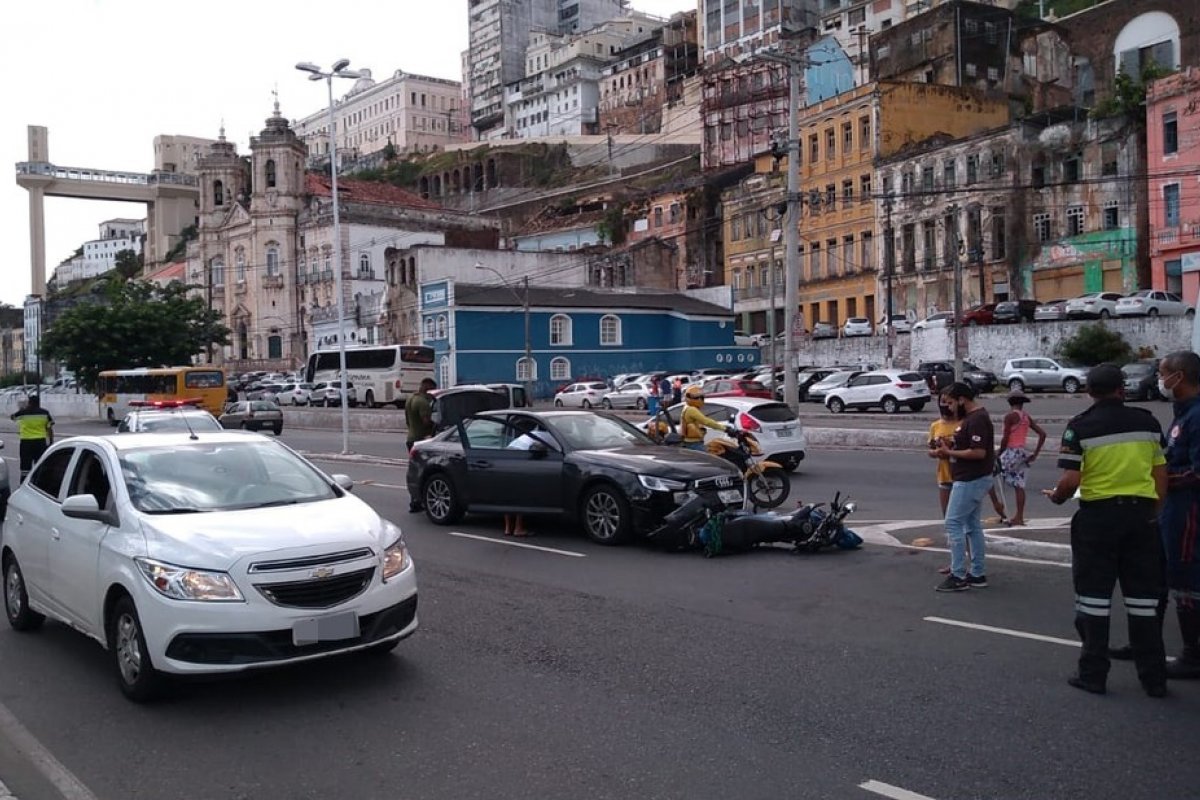 Motociclista fica ferido após batida com carro na Av. Contorno, em Salvador