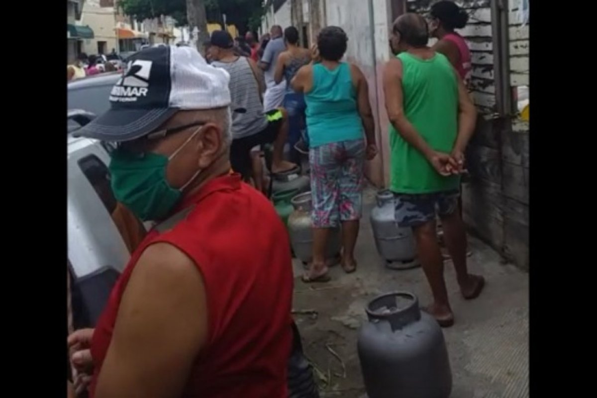 Sindicato vende botijão de gás pela metade do preço, em Salvador
