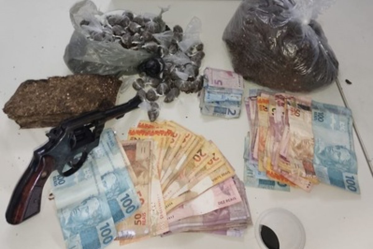Policiais militares apreendem armas, drogas e R$ 1,7 mil, em Ilhéus