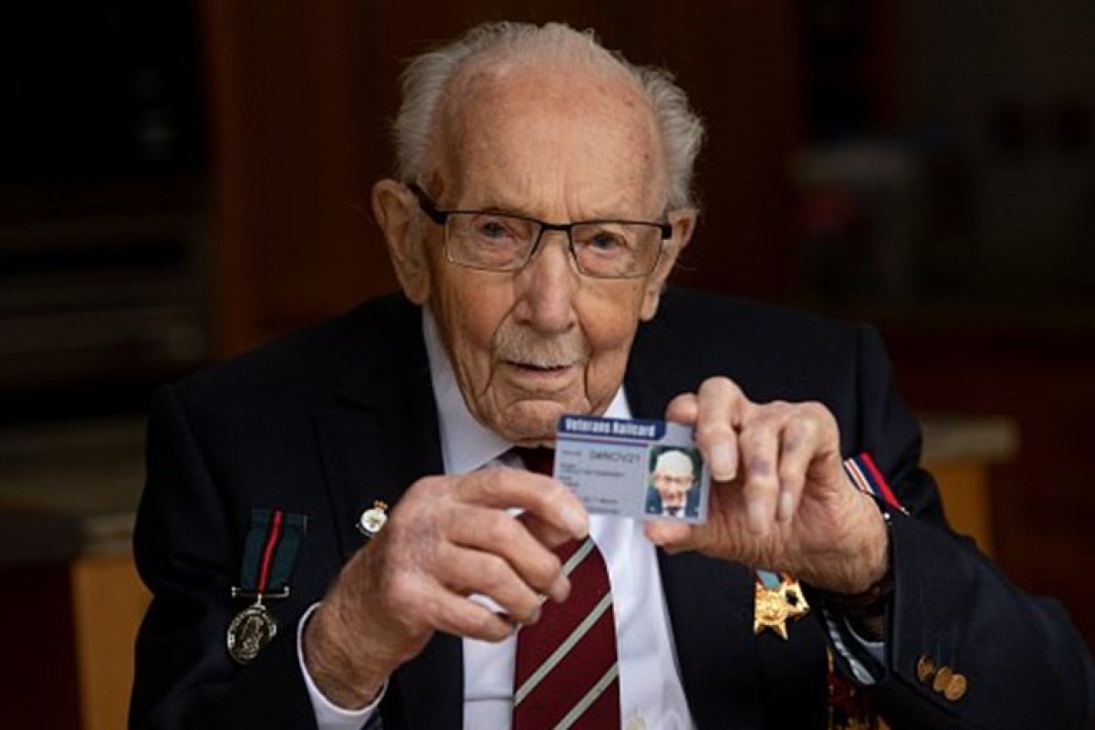 Capitão de 100 anos que arrecadou quase R$ 250 milhões para serviço de saúde inglês é internado com Covid-19