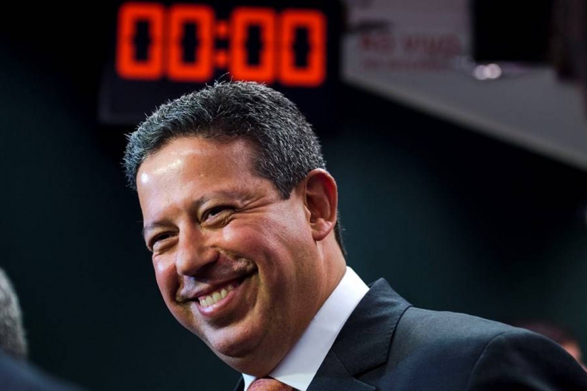 Documentos revelam que Artur Lira autorizou compra de carro para filha de deputado alagoano