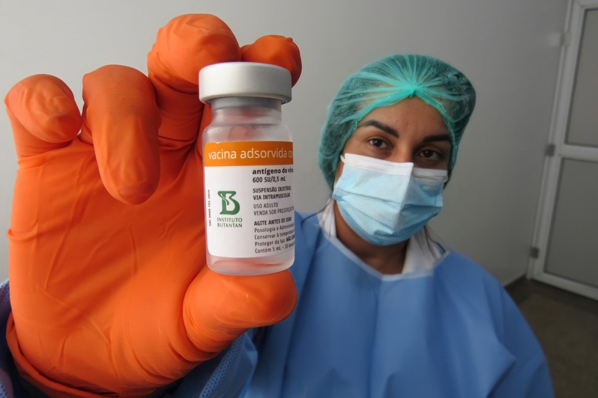 Insumos da CoronaVac devem chegar a São Paulo nesta quarta-feira (3)