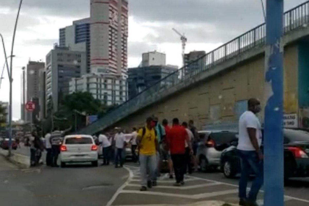 Vídeo: Motoristas por aplicativo realizam protesto na Av. Tancredo Neves, em Salvador