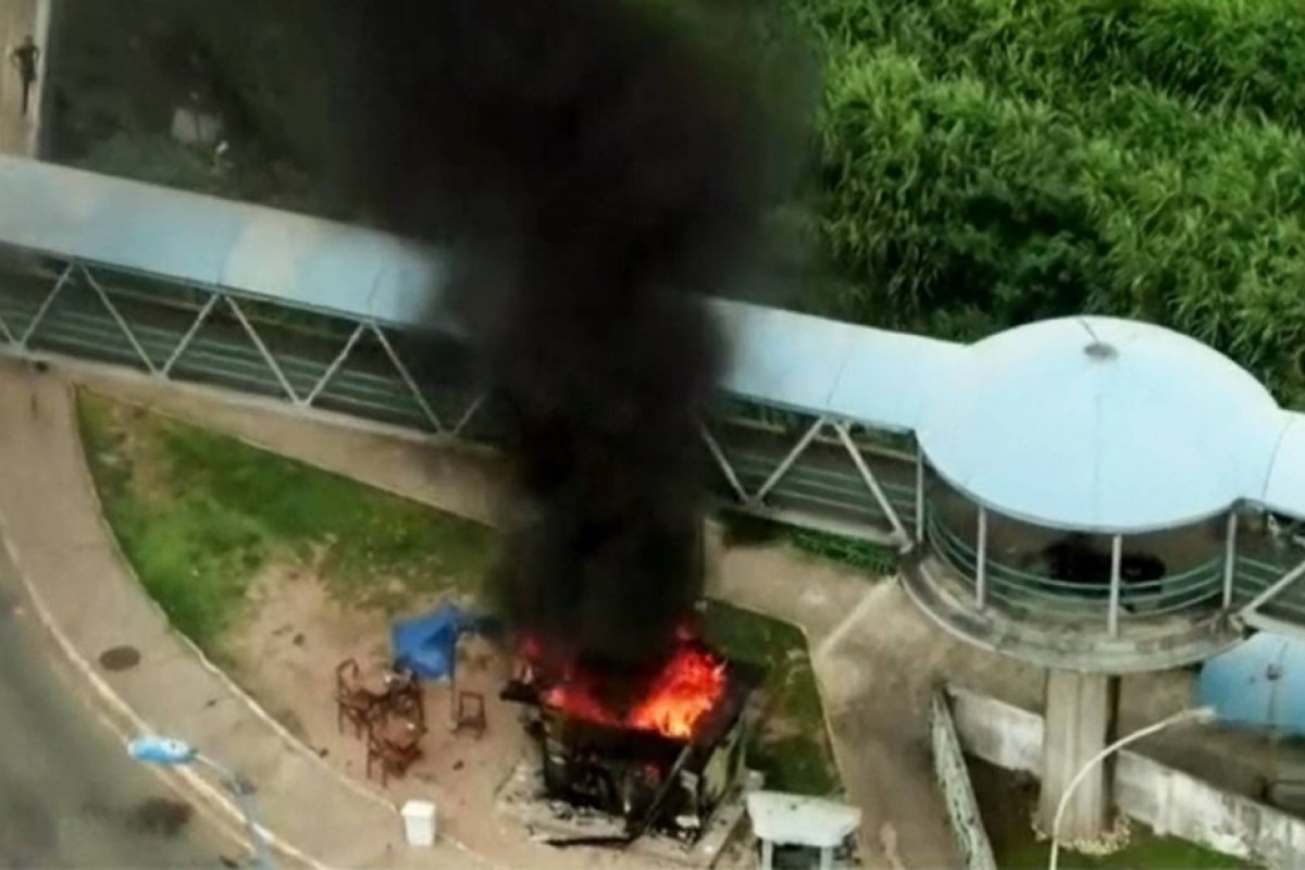 Homem foge após atear fogo em barraca na Av. Tancredo Neves, em Salvador