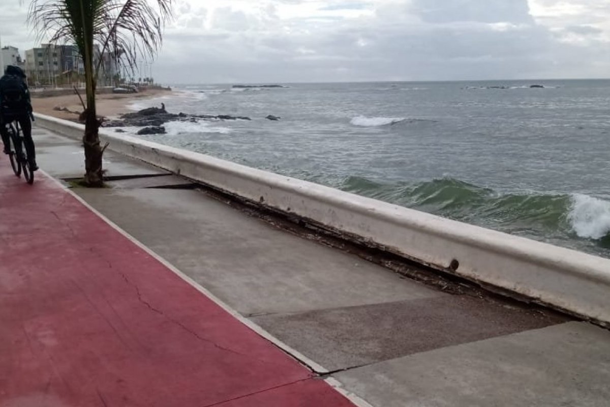 Moradores do bairro de Amaralina, em Salvador, denunciam rachaduras no calçadão da praia