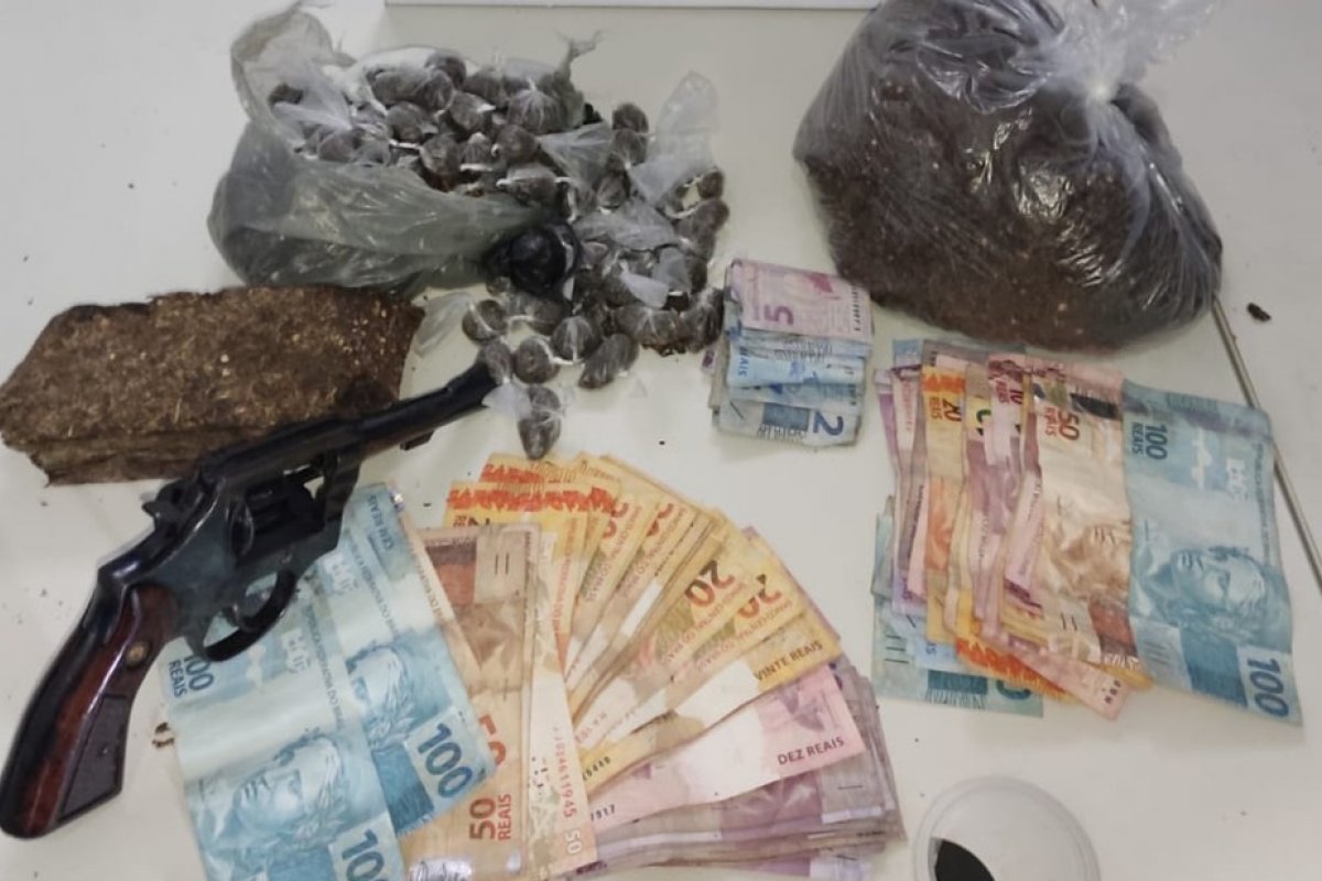 Polícia apreende drogas, armas e dinheiro no sul da Bahia