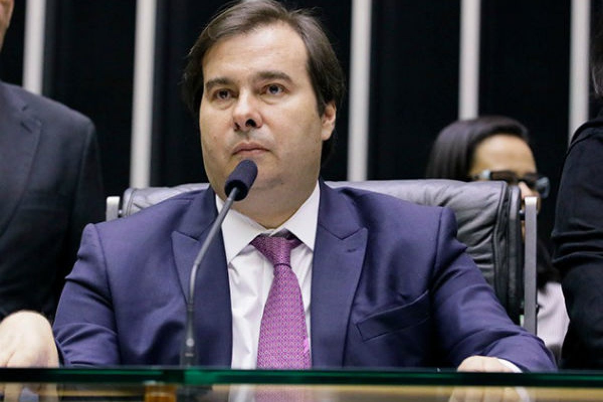 Rodrigo Maia e Arthur Lira discutem em reunião de líderes