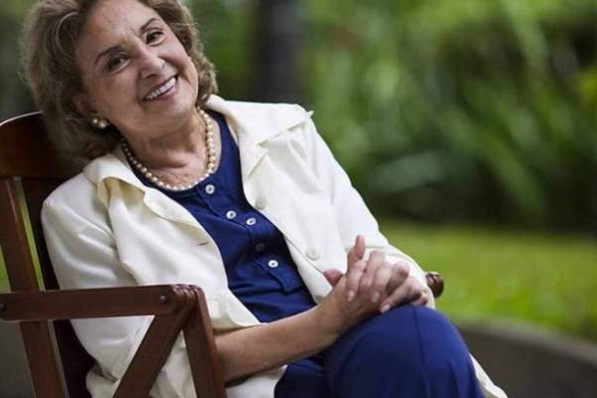 Eva Wilma recebe alta do hospital e continua tratamento em casa