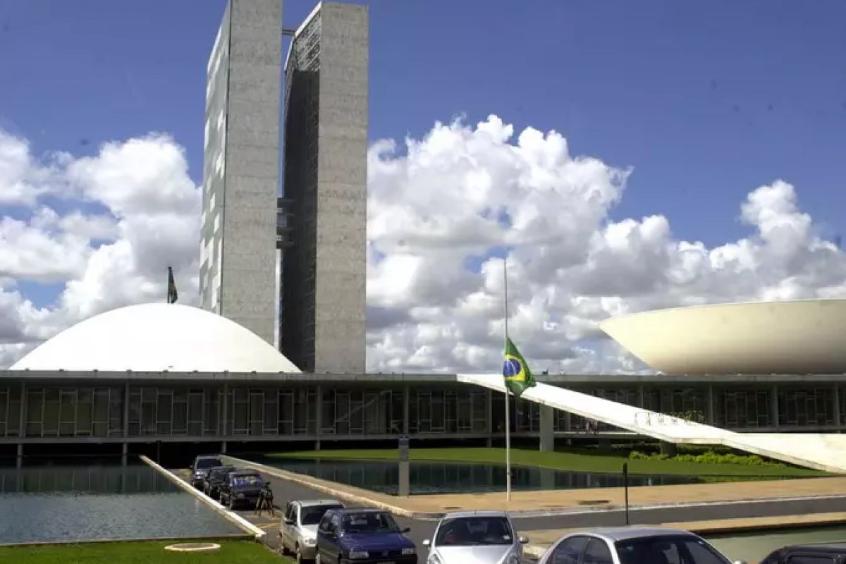 Dólar fecha em queda de 0,55%. cotado a R$ 5,44