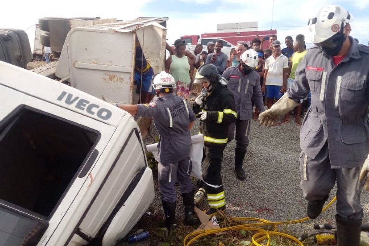 Quatro pessoas ficam feridas após colisão entre caminhões na região de Cacha Pregos