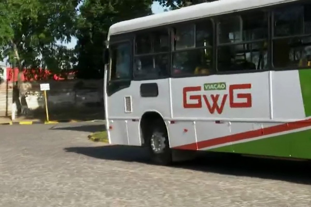 Ônibus voltam a circular em Eunápolis após mais de um mês parados