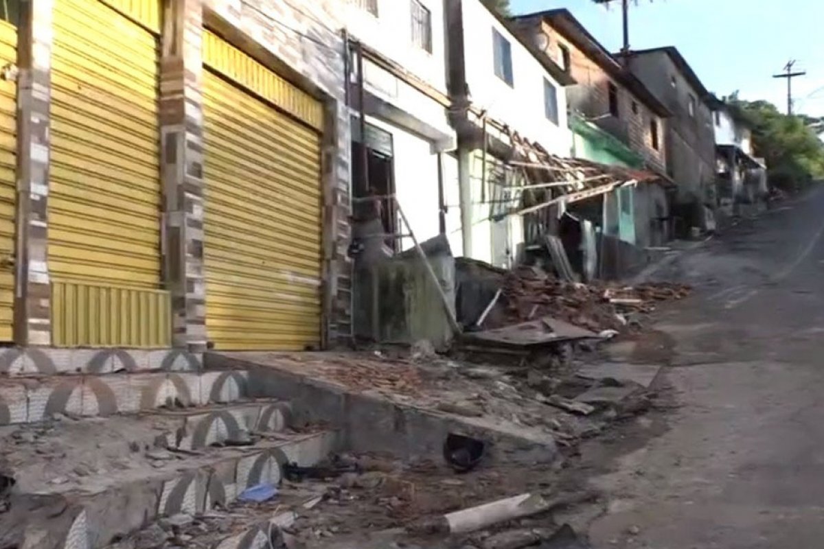 Motorista de caminhão perde controle de veículo e bate em frente de casas no bairro de Pirajá, em Salvador