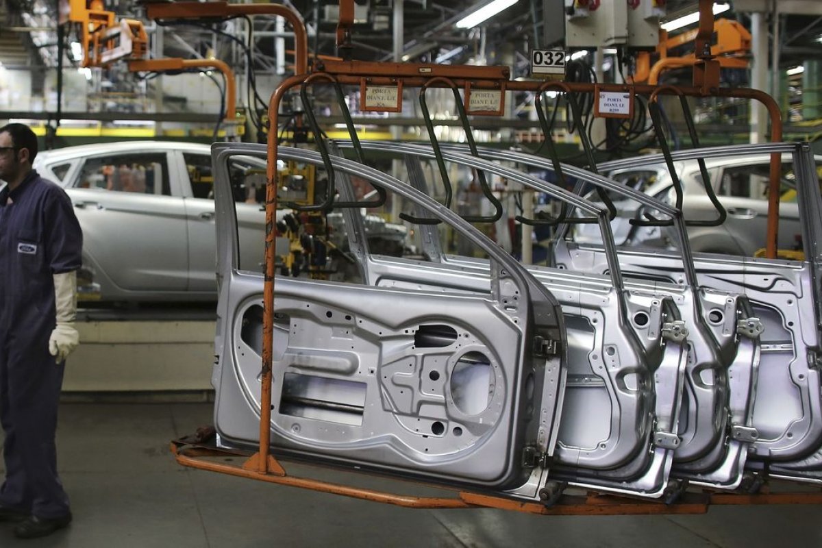 IBGE: Produção industrial cai 28% em 2020