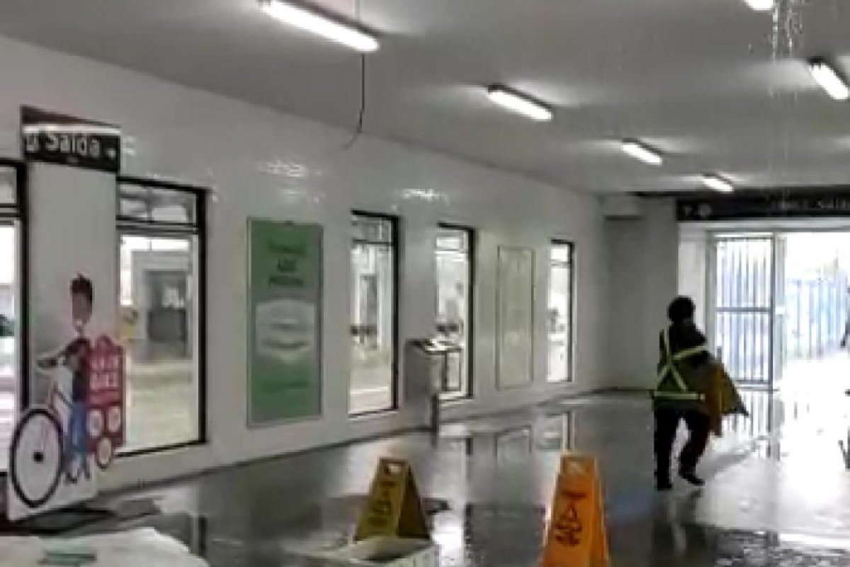 Vídeo: Parte do teto da Estação de Metrô do Retiro desaba após chuva na região