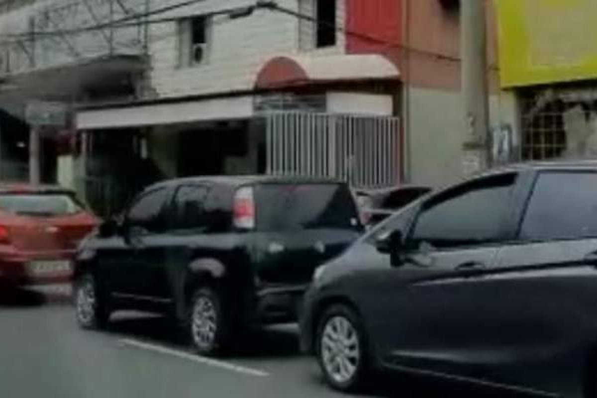 Vídeo: Fila de carros para vacinação de idosos gera congestionamento na Avenida Centenário