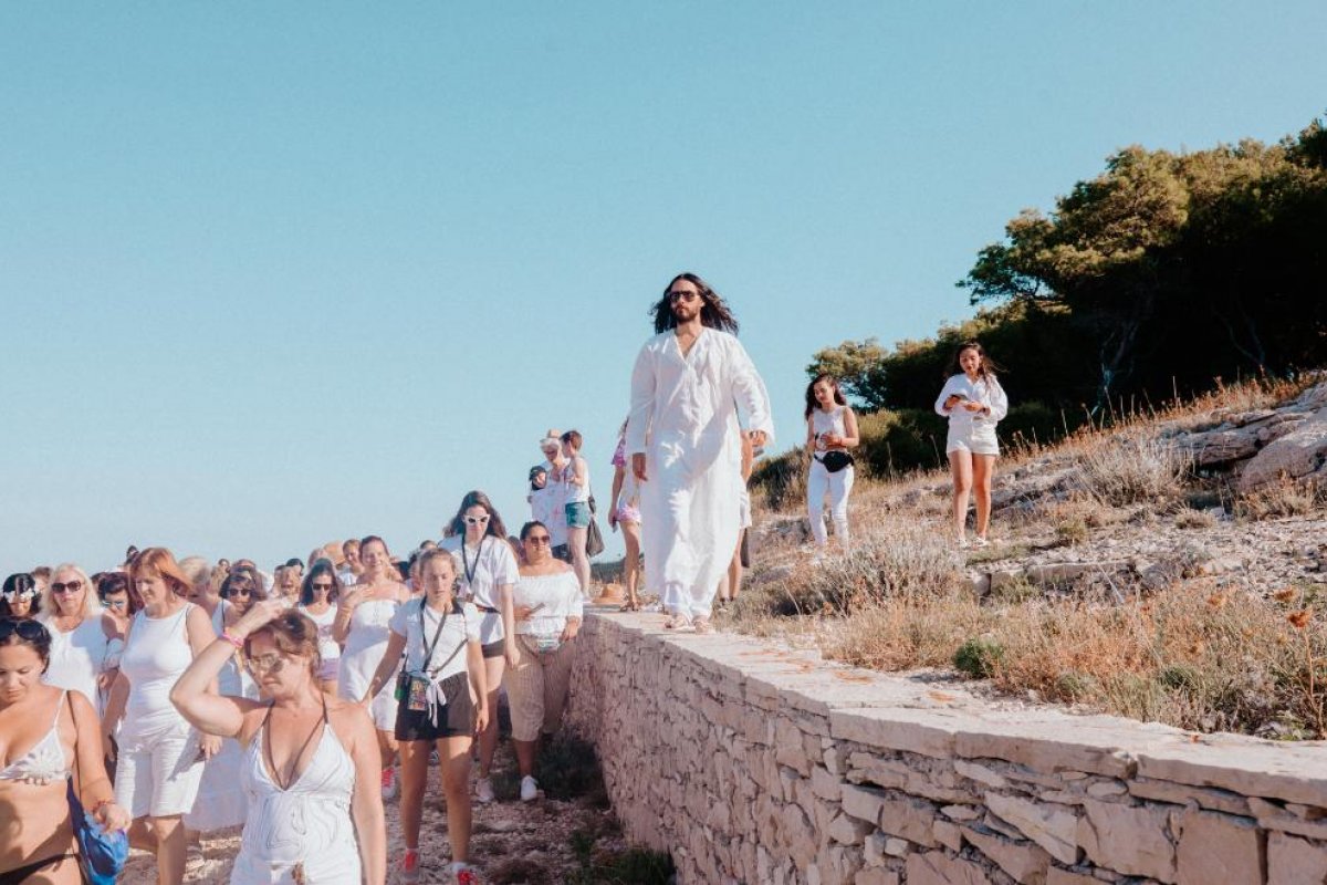 Vocalista do 30 Seconds To Mars realiza "culto" com fãs da banda