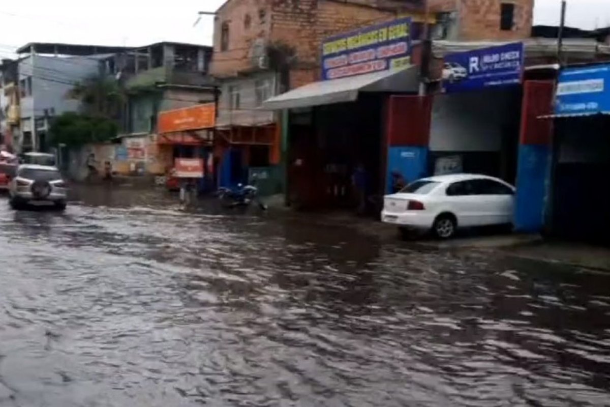 Chuvas fortes causam pontos de alagamento na Cidade Baixa, em Salvador