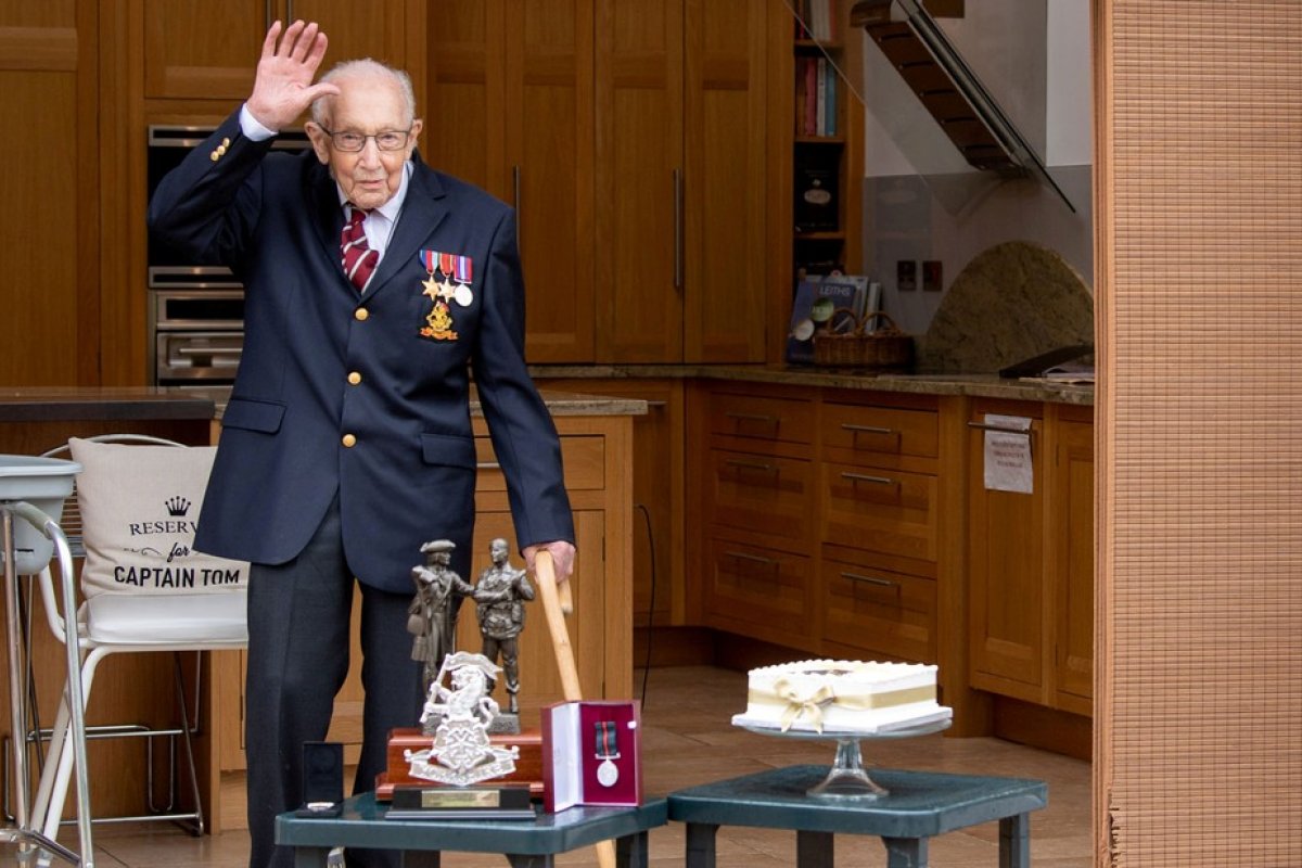 Morre aos 100 anos, vítima de covid-19  Sir Tom Moore