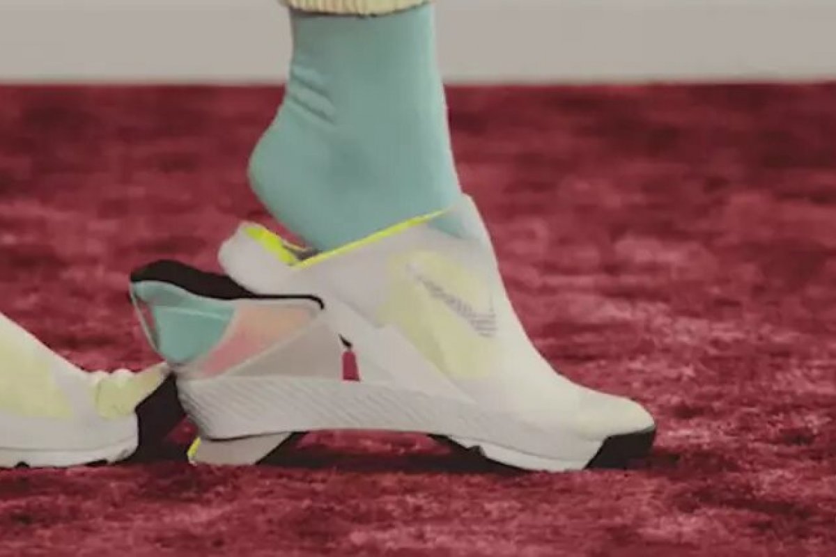 Nike lança tênis sem cadarço e não precisará de mãos para calçar