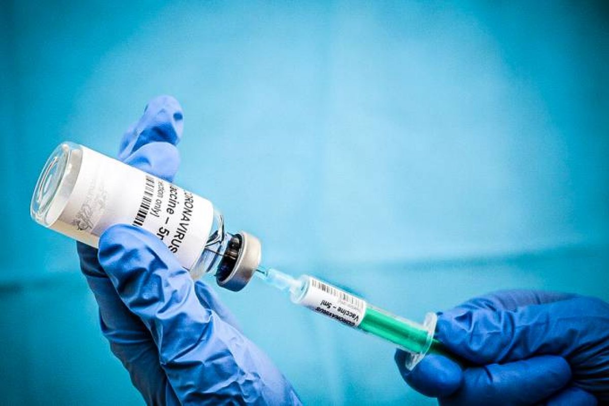 França libera uso da vacina de Oxford, porém não recomenda para pessoas com mais de 65 anos