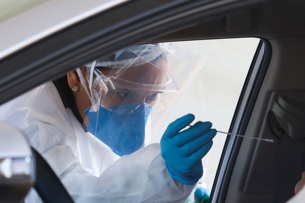 Com quase um ano de pandemia, Brasil só realizou metade dos testes prometidos