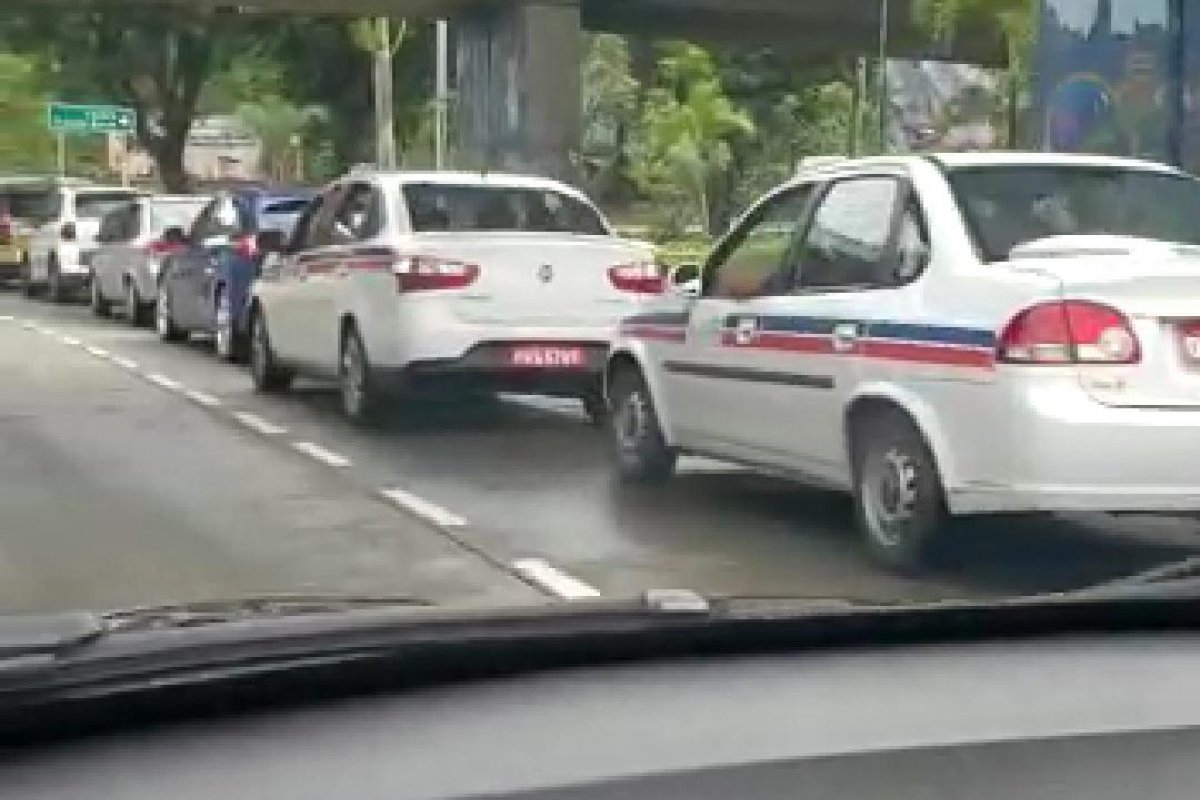 Vídeo: Fila de carros para vacinação de idosos é longa na manhã desta quarta (3)