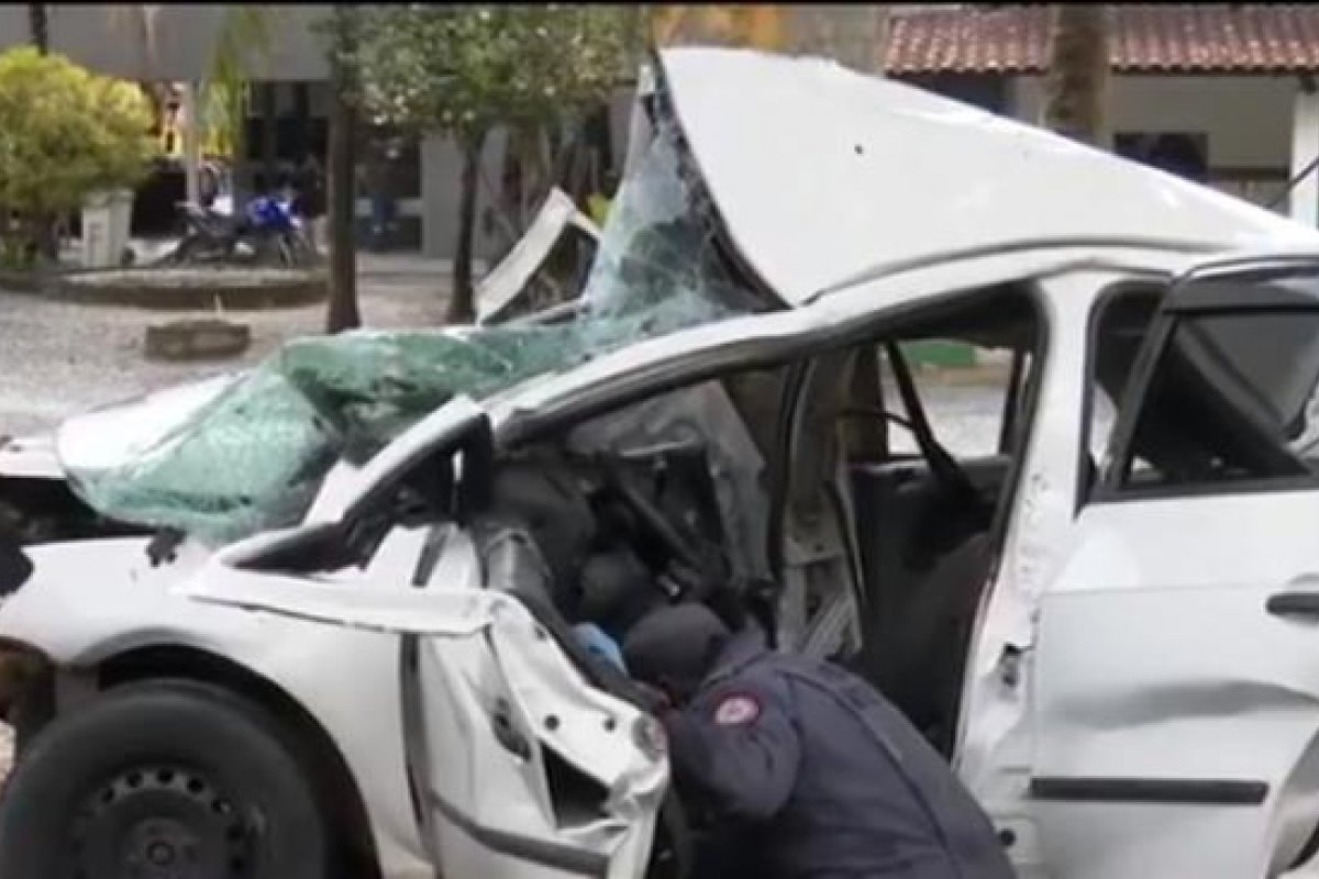 Mulher morre e cinco pessoas ficam feridas em acidente na BR-101