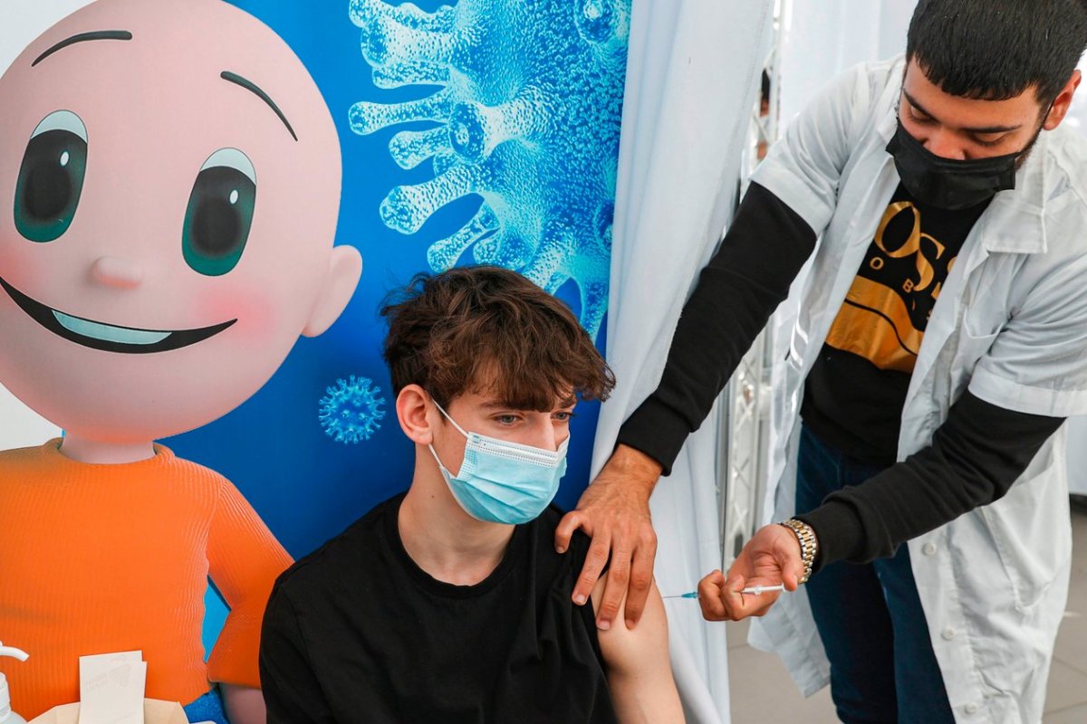 Imunização em massa já aponta queda de infecções em Israel