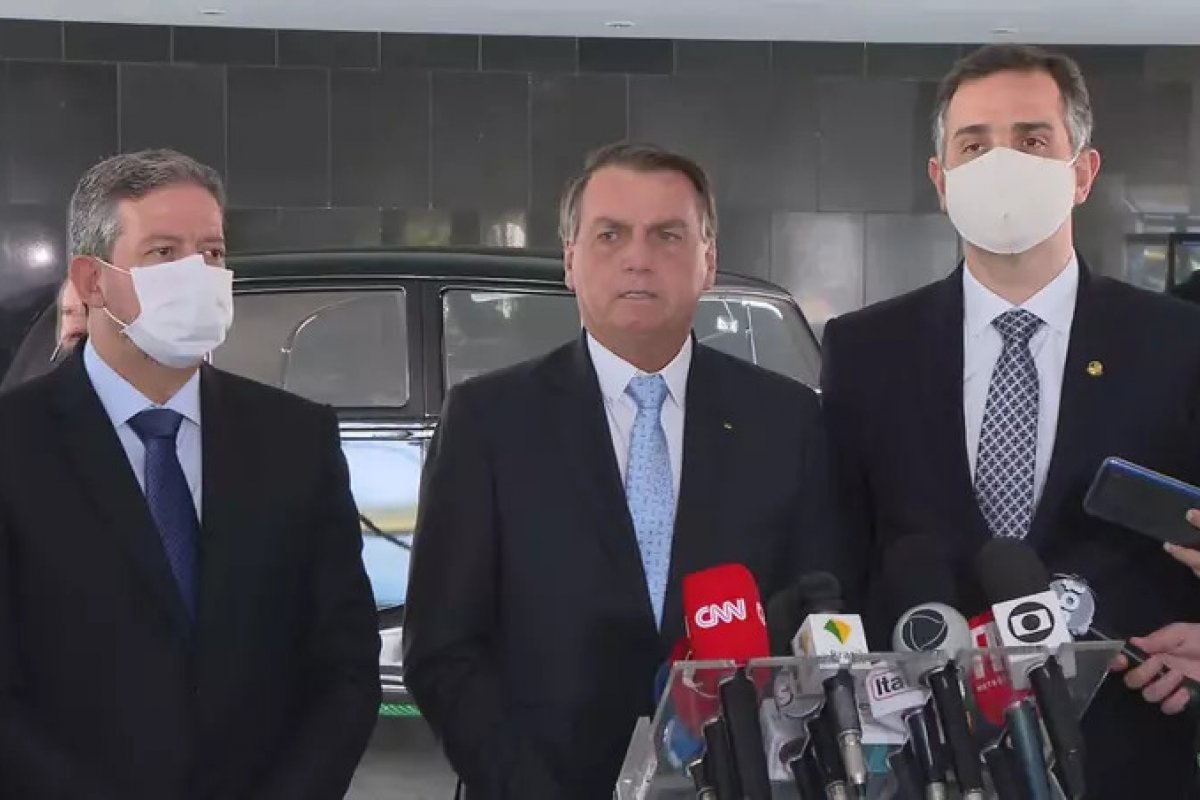 Ao lado de Lira e Pacheco, Bolsonaro diz que "Clima é o melhor possível"