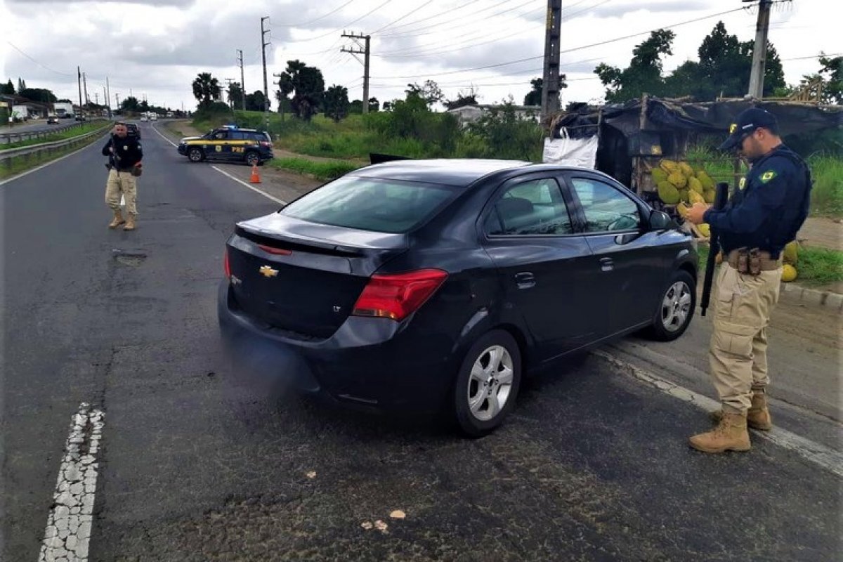 PRF-BA prende homem que levaria carro roubado em Salvador até Feira de Santana