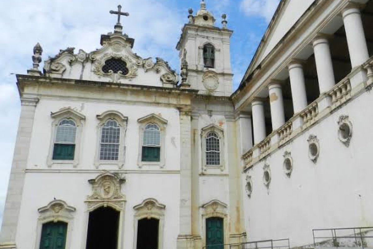 Igreja do Pilar que abriga a fonte com a água milagrosa de Santa Luzia, está precisando de sua ajuda