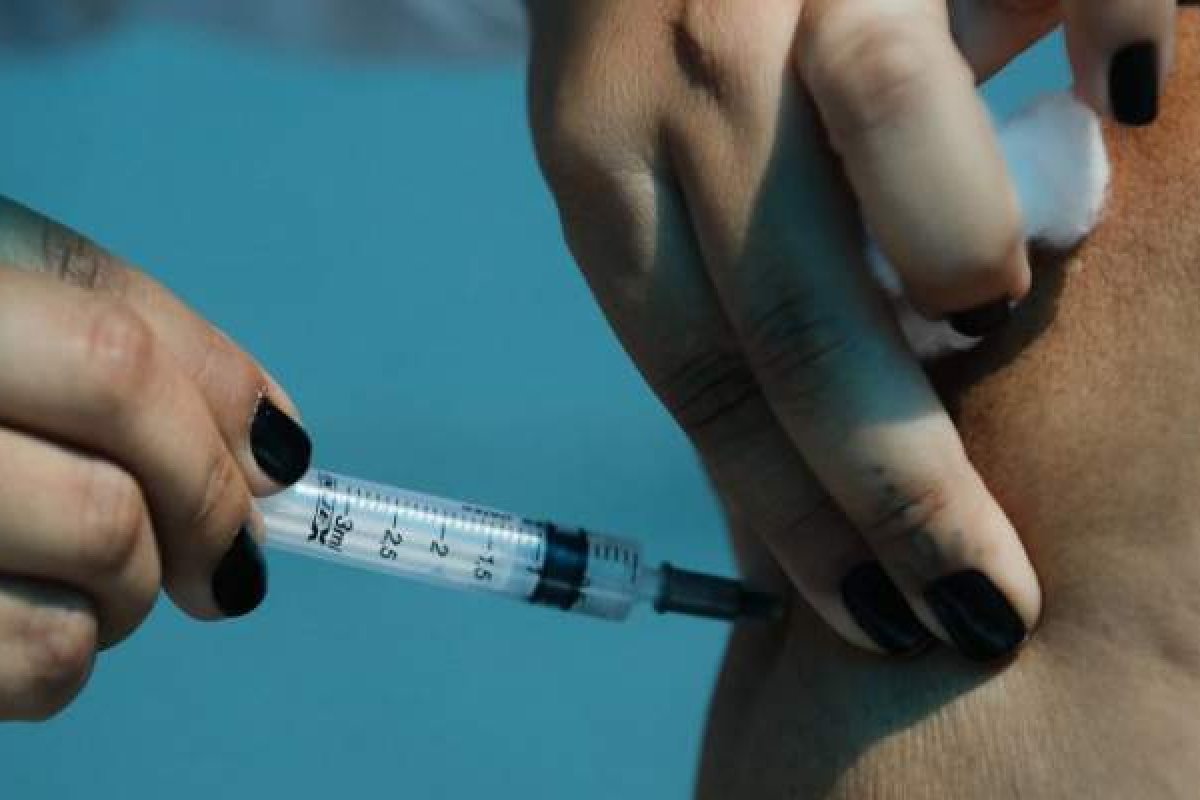 Prefeito anuncia ampliação da vacinação para todos os profissionais de saúde