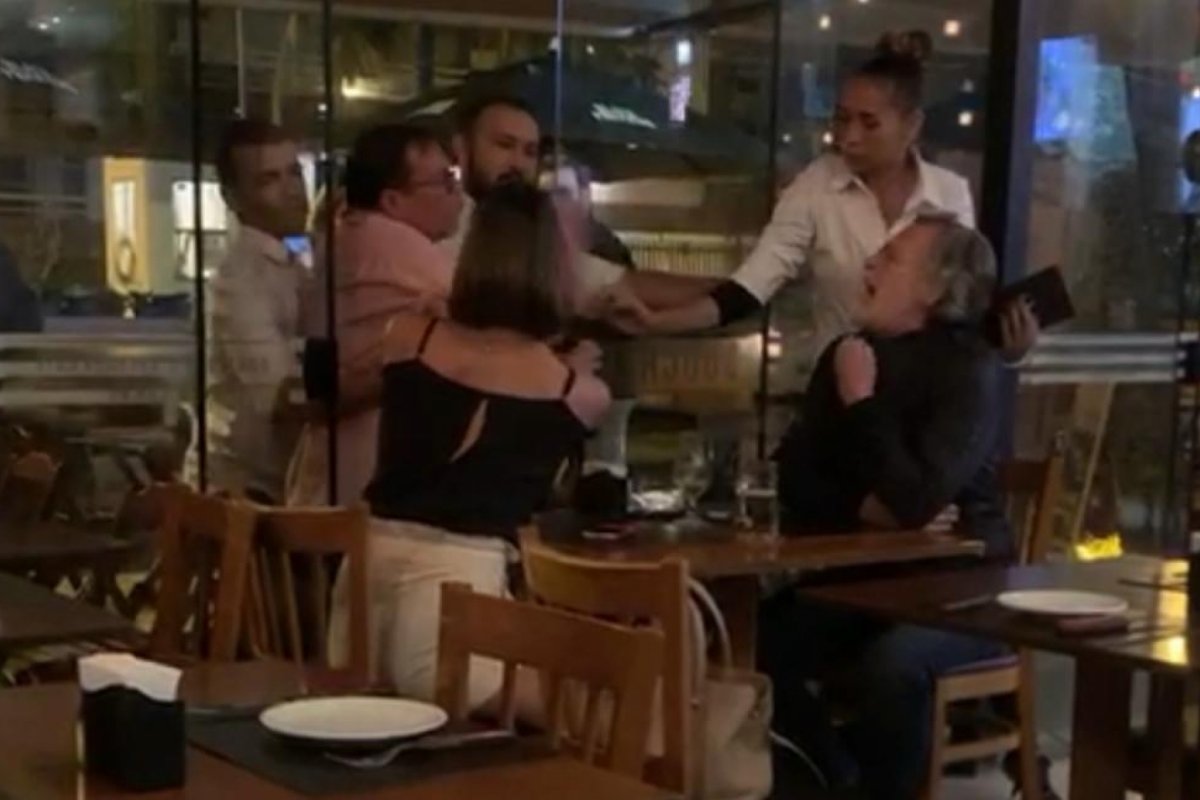 Virou moda: José de Abreu briga com casal em restaurante