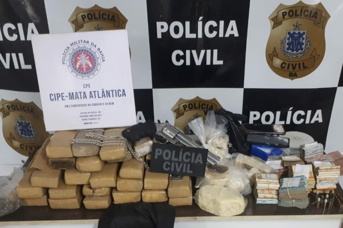 Polícia prende dois homens com mais de 20 kg de drogas e R$ 54 mil em espécie
