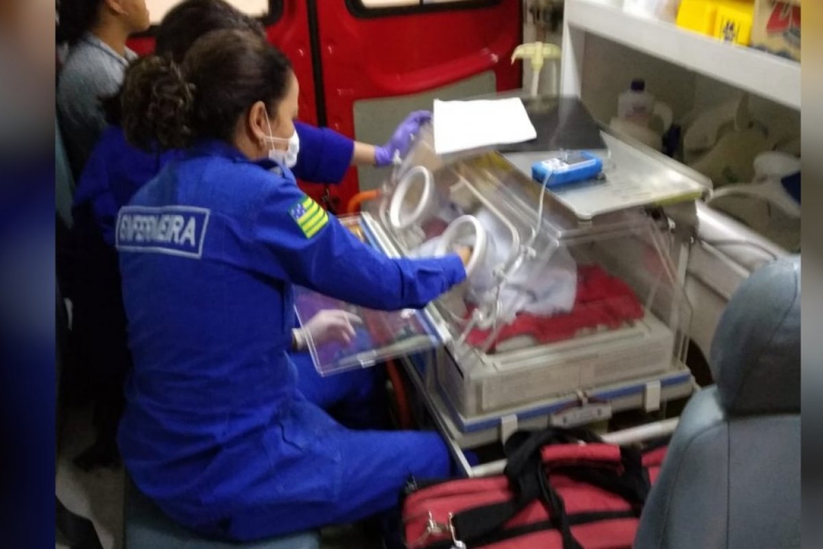 Siamesas nascidas na Bahia são transferidas para hospital de Goiás