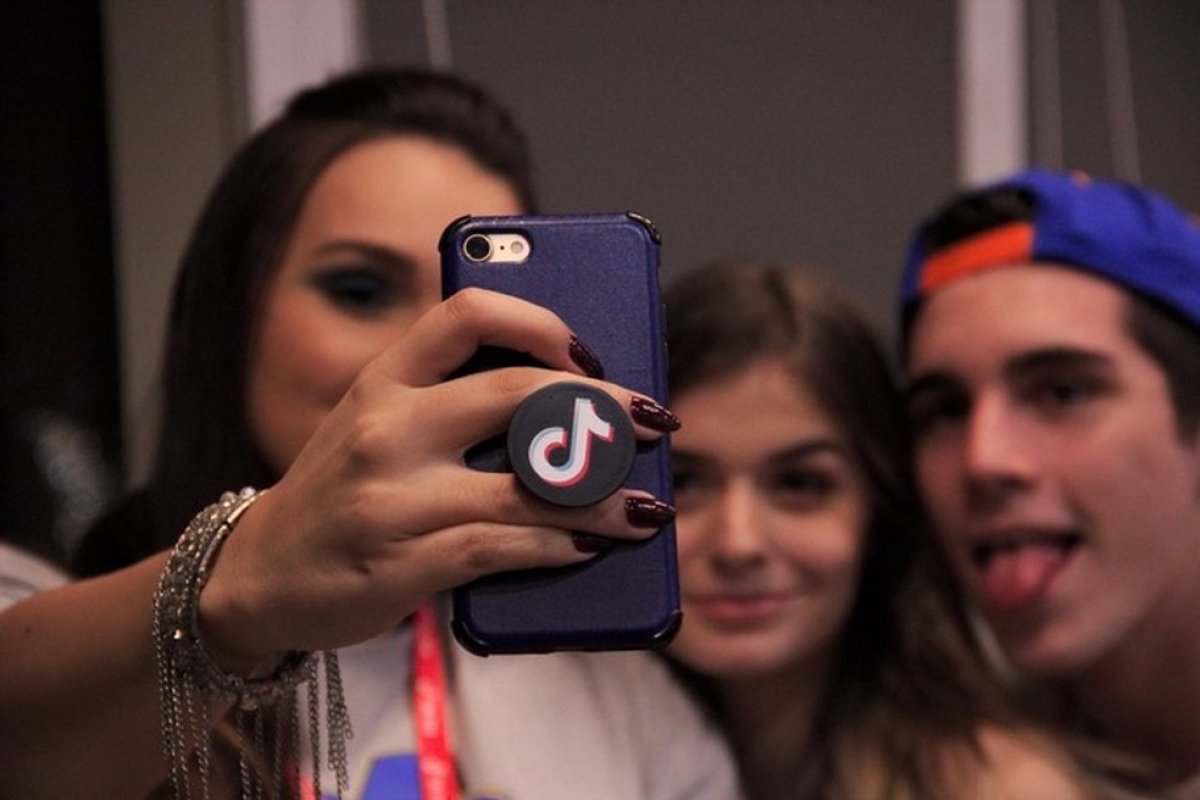 TikTok exclui vídeos falsos e alerta usuários sobre 'conteúdo não verificao'