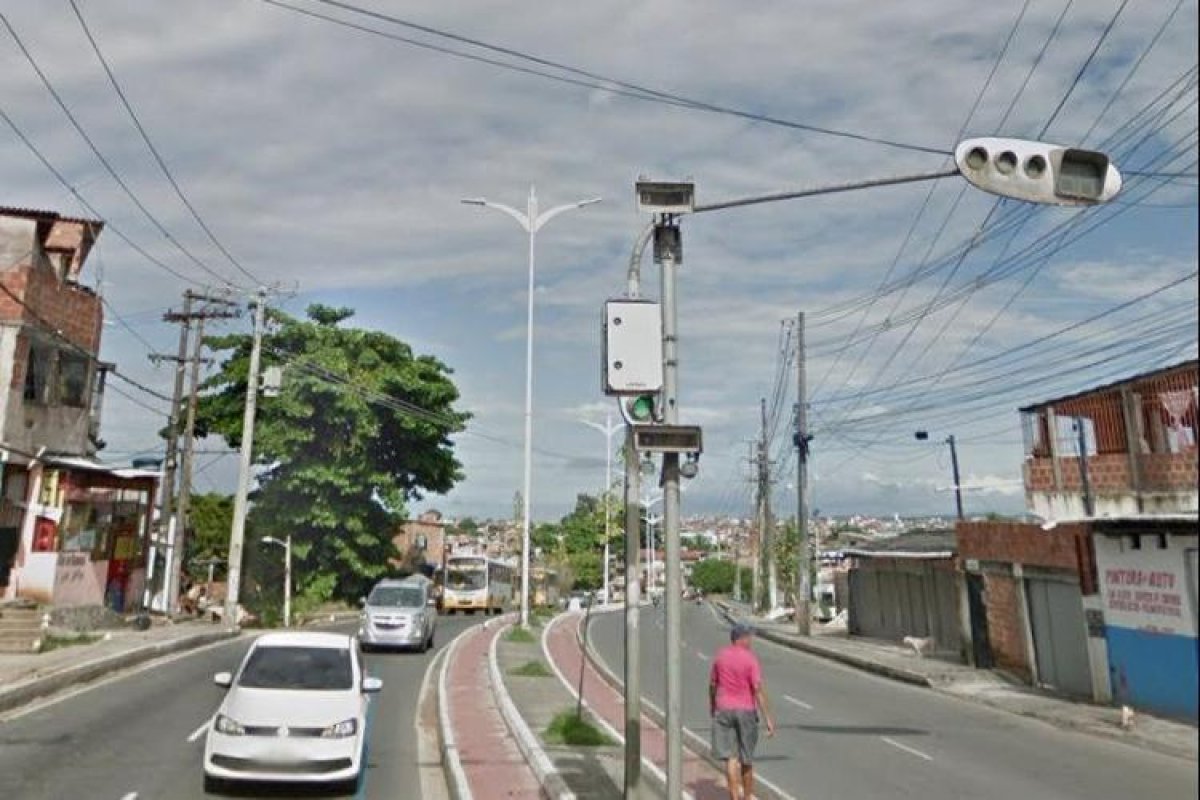 Kombi pega fogo na região da Suburbana, em Salvador