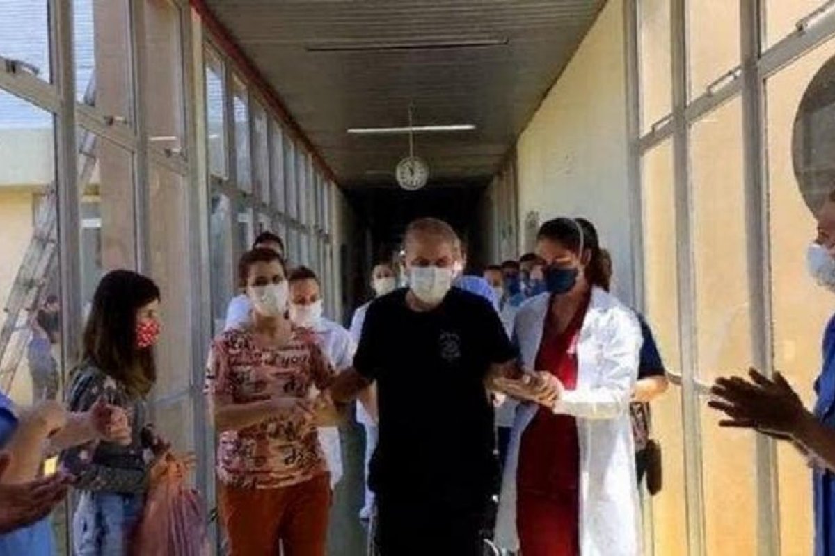 Após 188 dias internado, paciente que teve Covid-19 recebe alta em SC