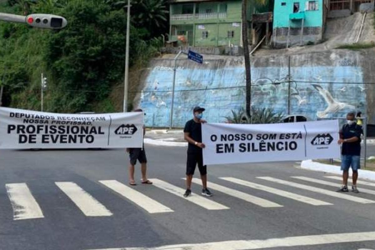 Profissionais de eventos realizam protesto e pedem “esmola” na sinaleira da Vasco da Gama