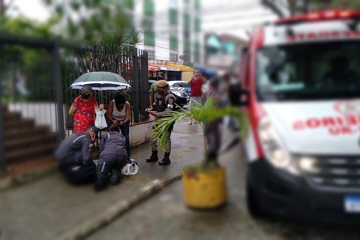 Idoso de 63 anos é socorrido por PM e bombeiros após cair em rua no bairro do Barbalho, em Salvador
