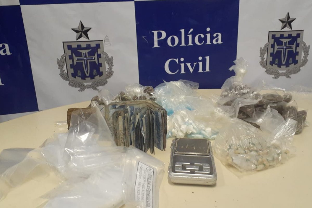 Dupla é presa com 130 pinos de cocaína e outras drogas no bairro da Gamboa, em Salvador