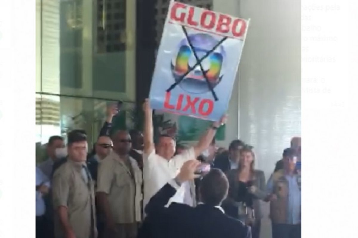 Vídeo: em evento, Bolsonaro ergue cartaz 'Globo Lixo'