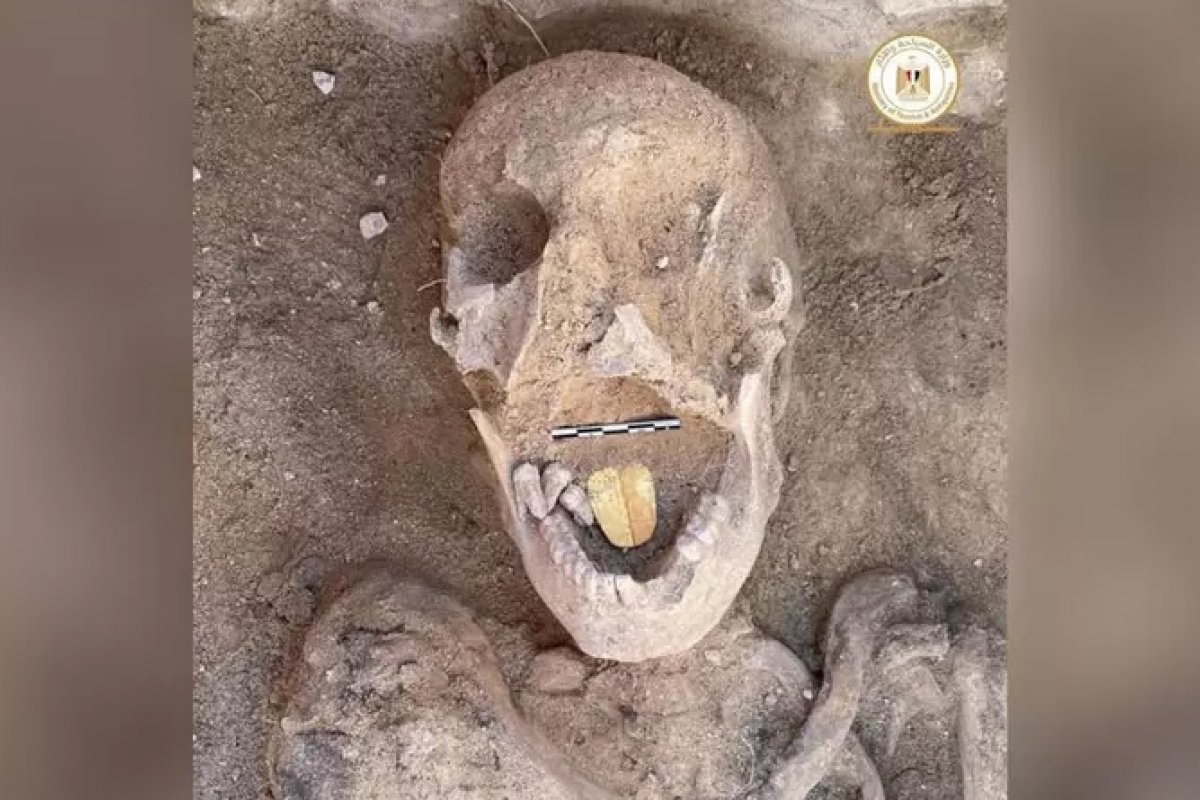 Arqueólogos descobrem múmias com línguas de ouro no Egito