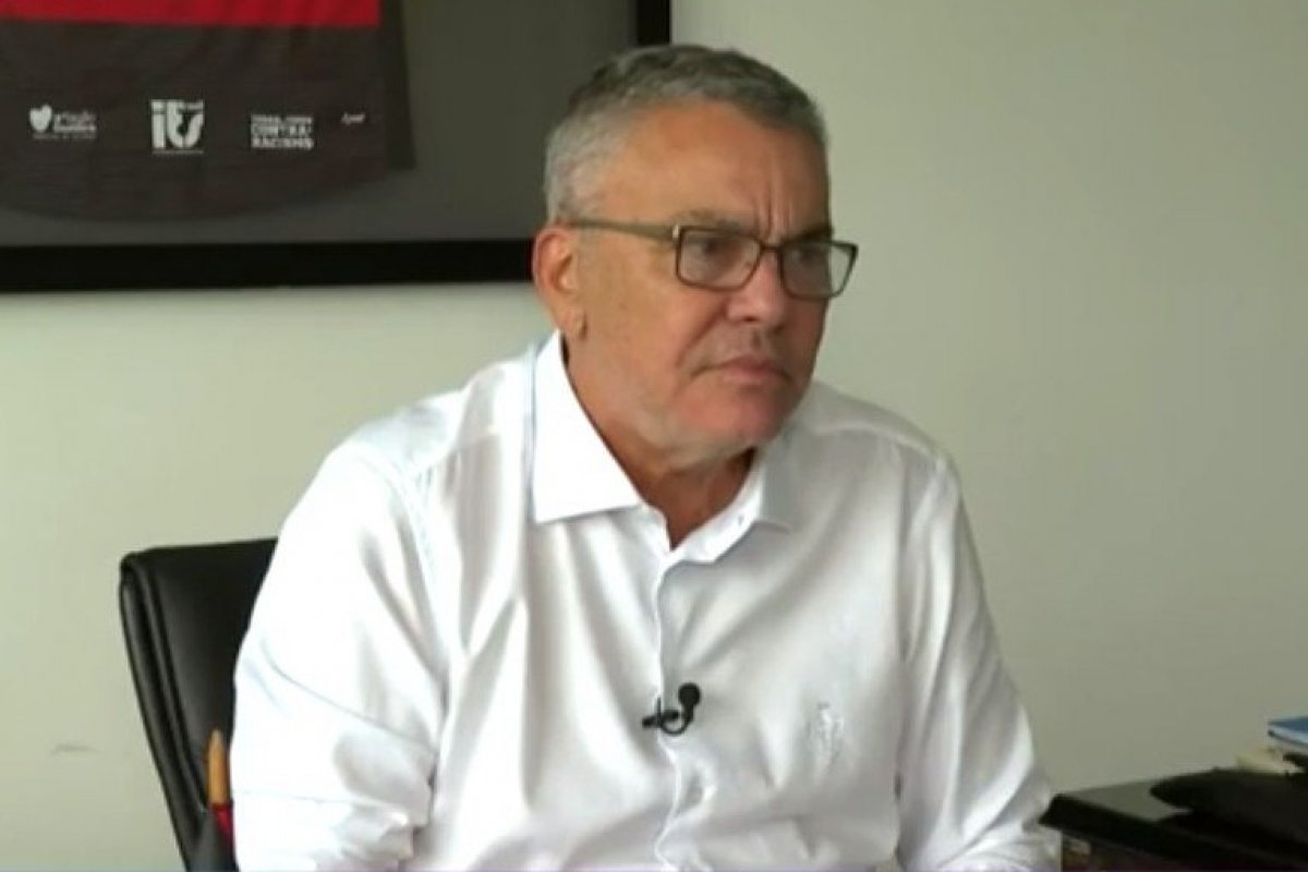 Paulo Carneiro comenta sobre escolha por Mazola no Vitória e aponta erro