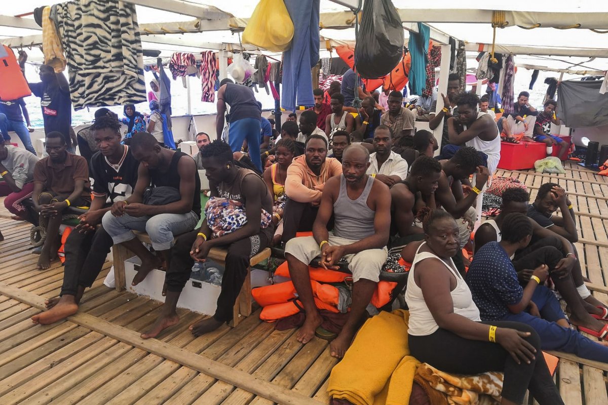 ONG que resgatou migrantes no Mediterrâneo declara 'situação de necessidade'
