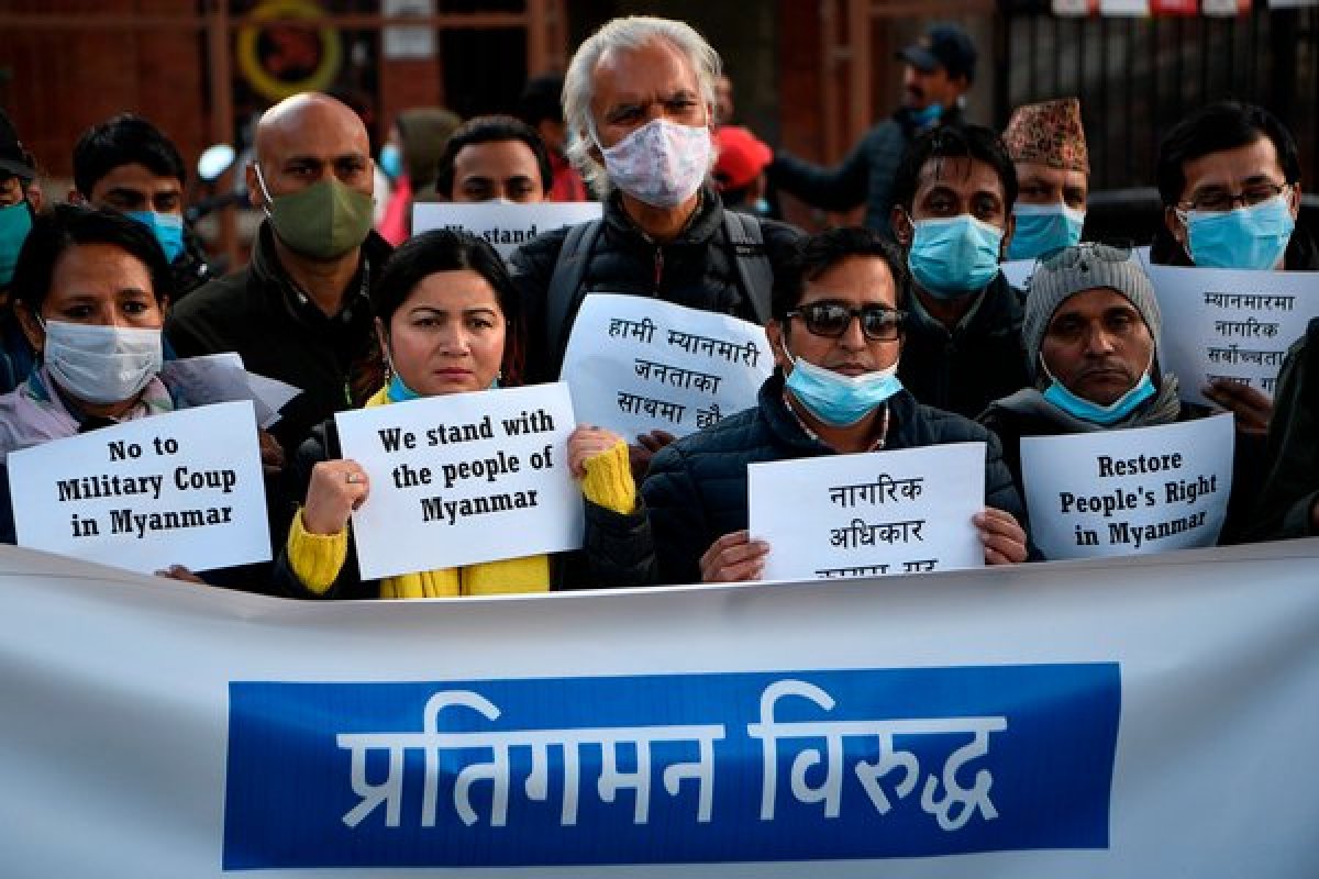 Centenas de pessoas protestam contra golpe em Mianmar
