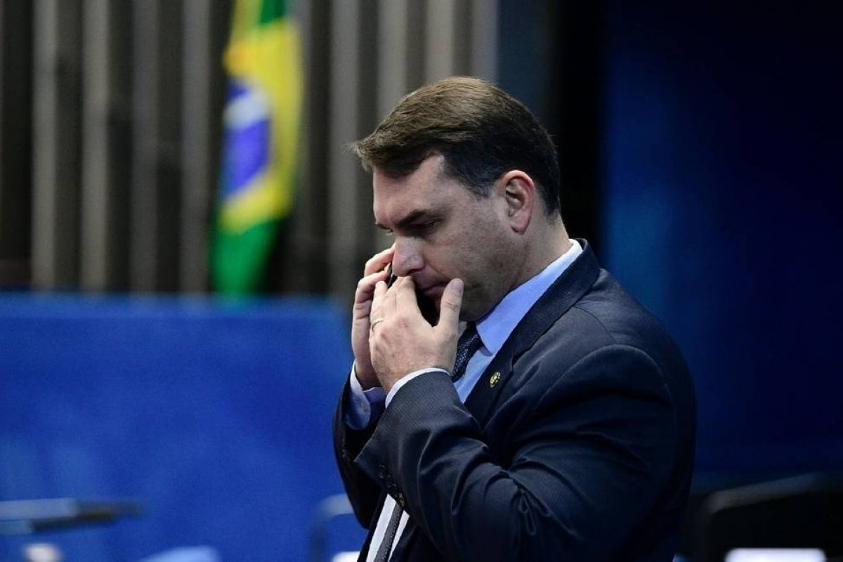 Defesa de Flávio Bolsonaro pede suspeição de procuradora eleitoral do Rio de Janeiro