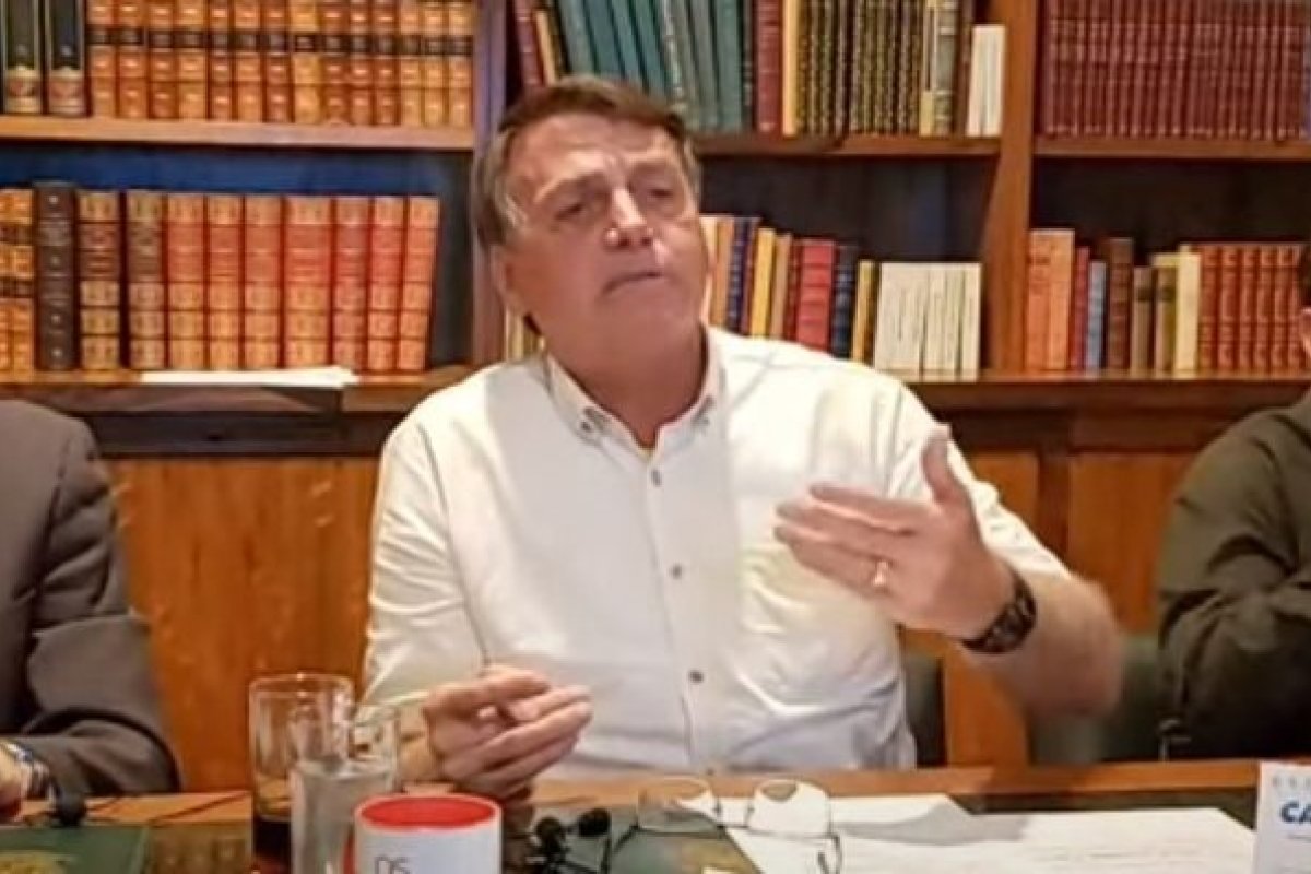 Bolsonaro convoca Petrobras para discutir preço do diesel e defende ICMS fixo