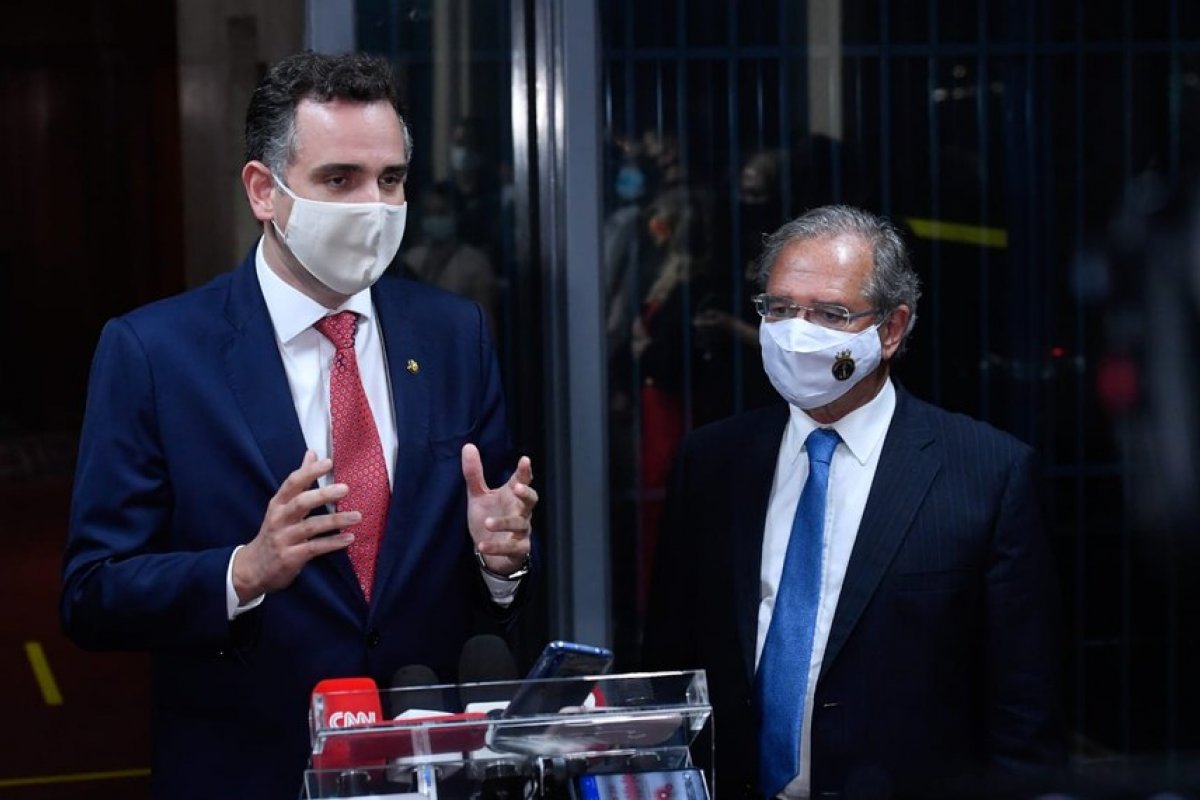Em reunião com presidente do Senado, Guedes admite volta do auxílio para metade dos beneficiários
