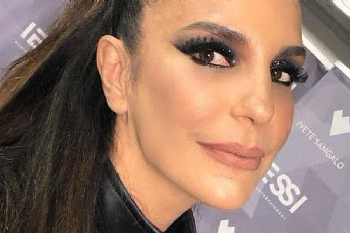 Ivete Sangalo relembra clique de infância com a família e revela saudade